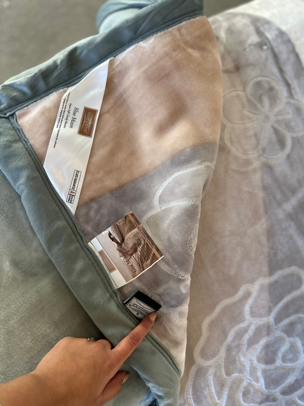 Double-Sided Premium Mink Blanket – Modern Floral Elegance