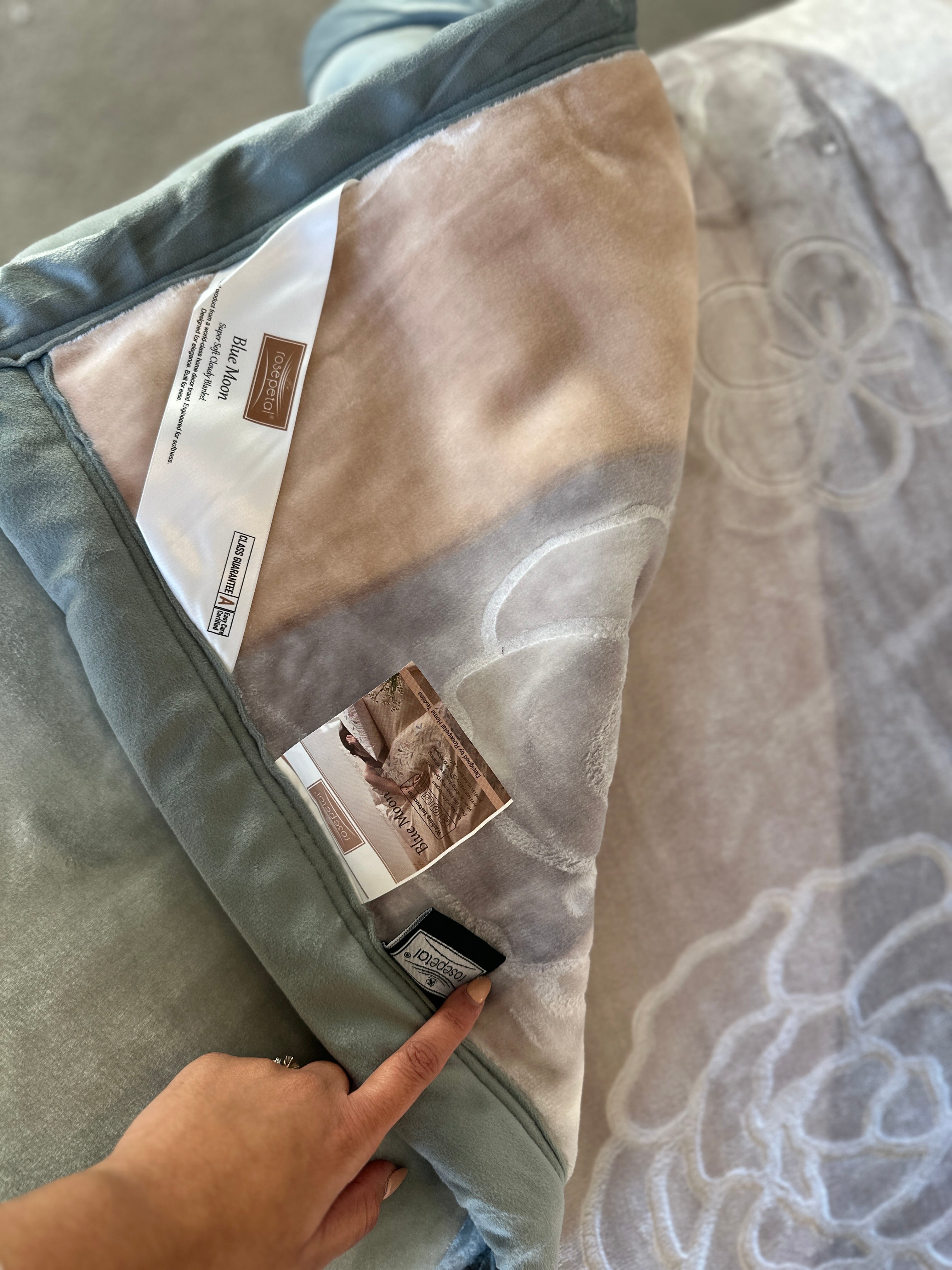 Double-Sided Premium Mink Blanket – Modern Floral Elegance