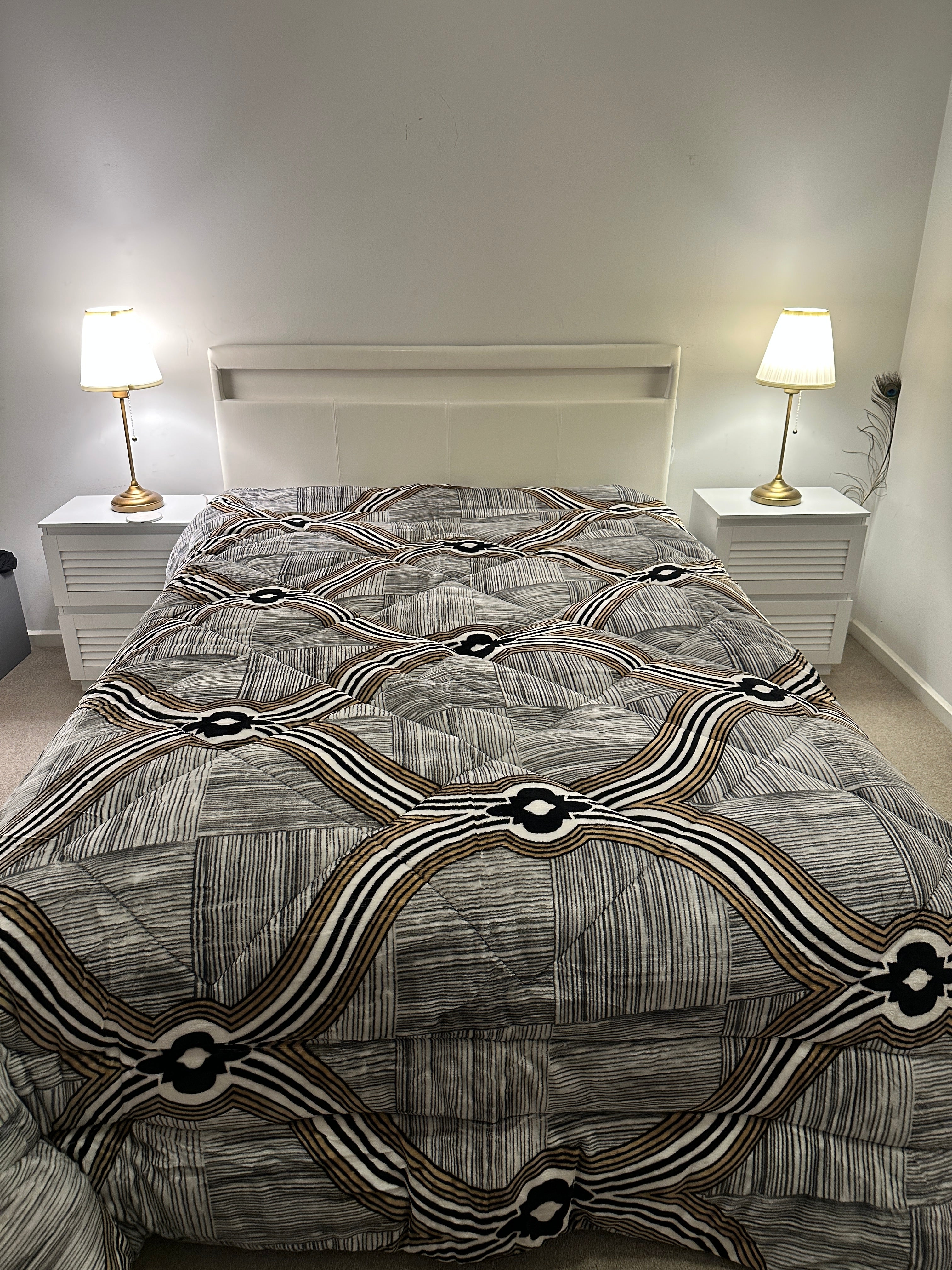✨ Luxury Reversible Winter Quilt – Soft, Stylish & Ultra Cozy ✨
