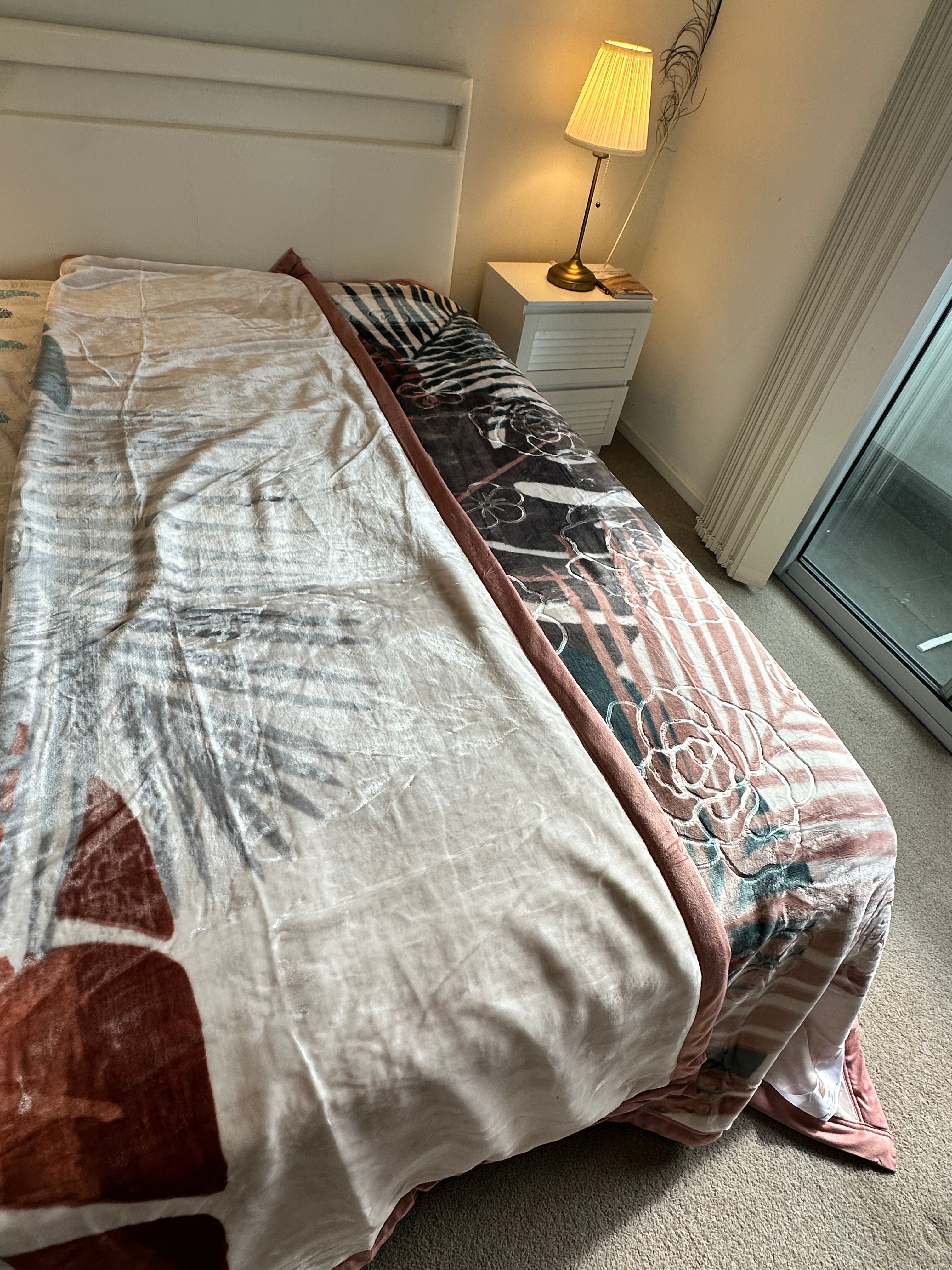 Premium Winter Blanket – Soft, Warm & Luxurious (1 year Guarantee)