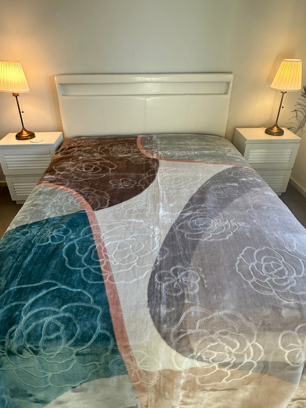 Double-Sided Premium Mink Blanket – Modern Floral Elegance