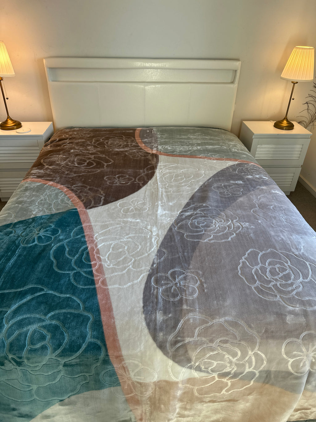 Double-Sided Premium Mink Blanket – Modern Floral Elegance