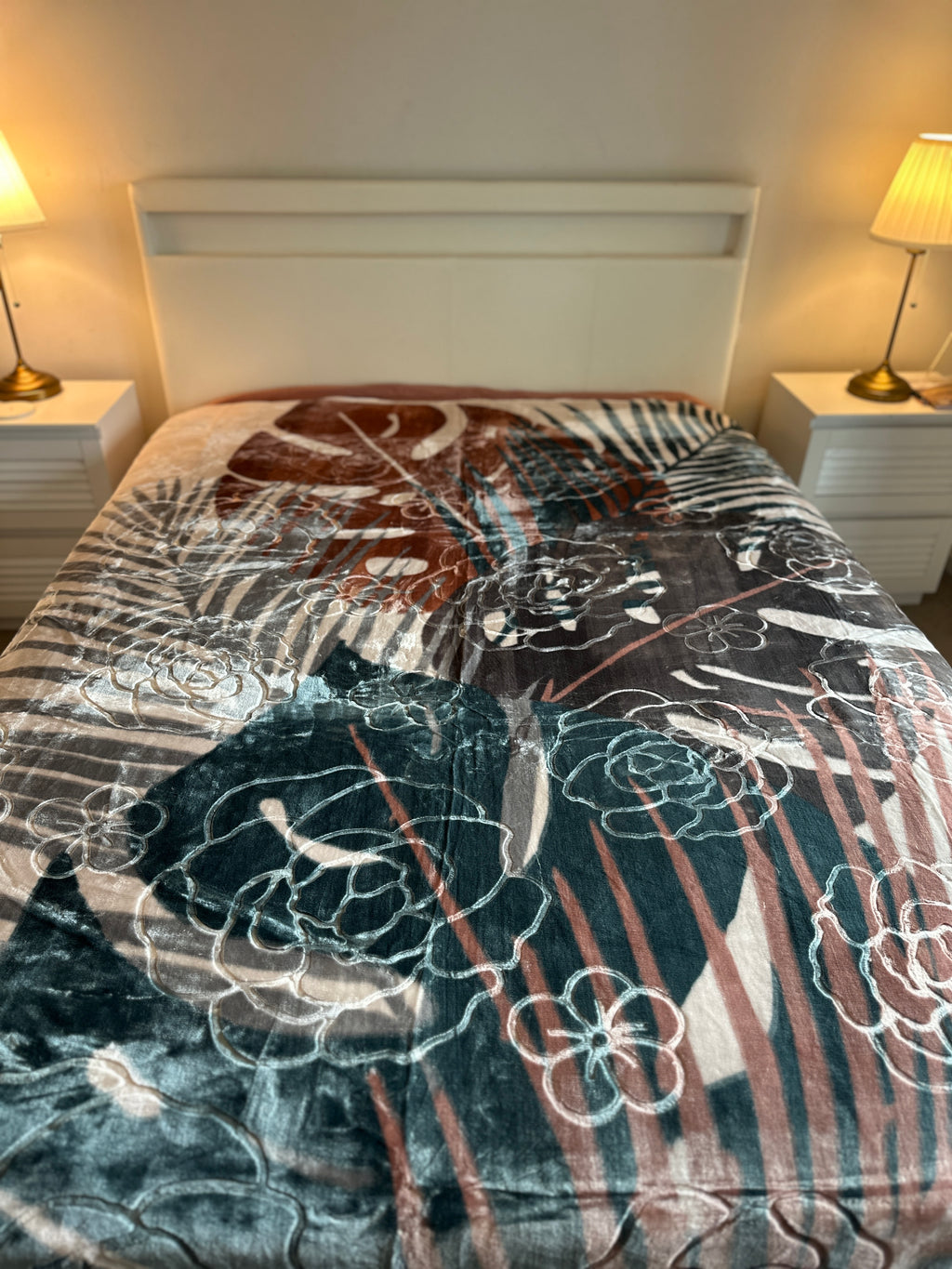 Premium Winter Blanket – Soft, Warm & Luxurious (1 year Guarantee)