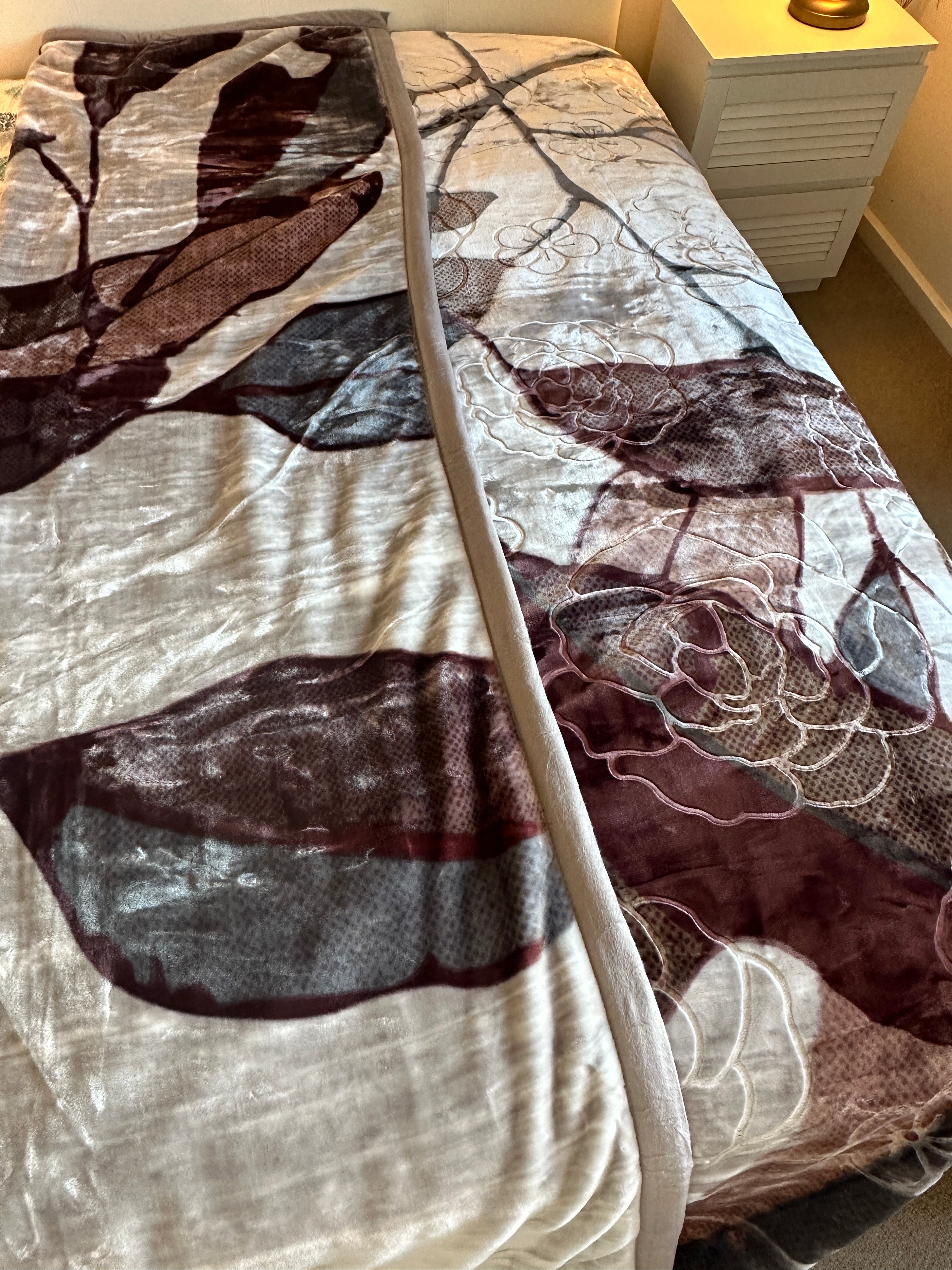Double-Sided Luxury Blanket – Elegant Floral Design