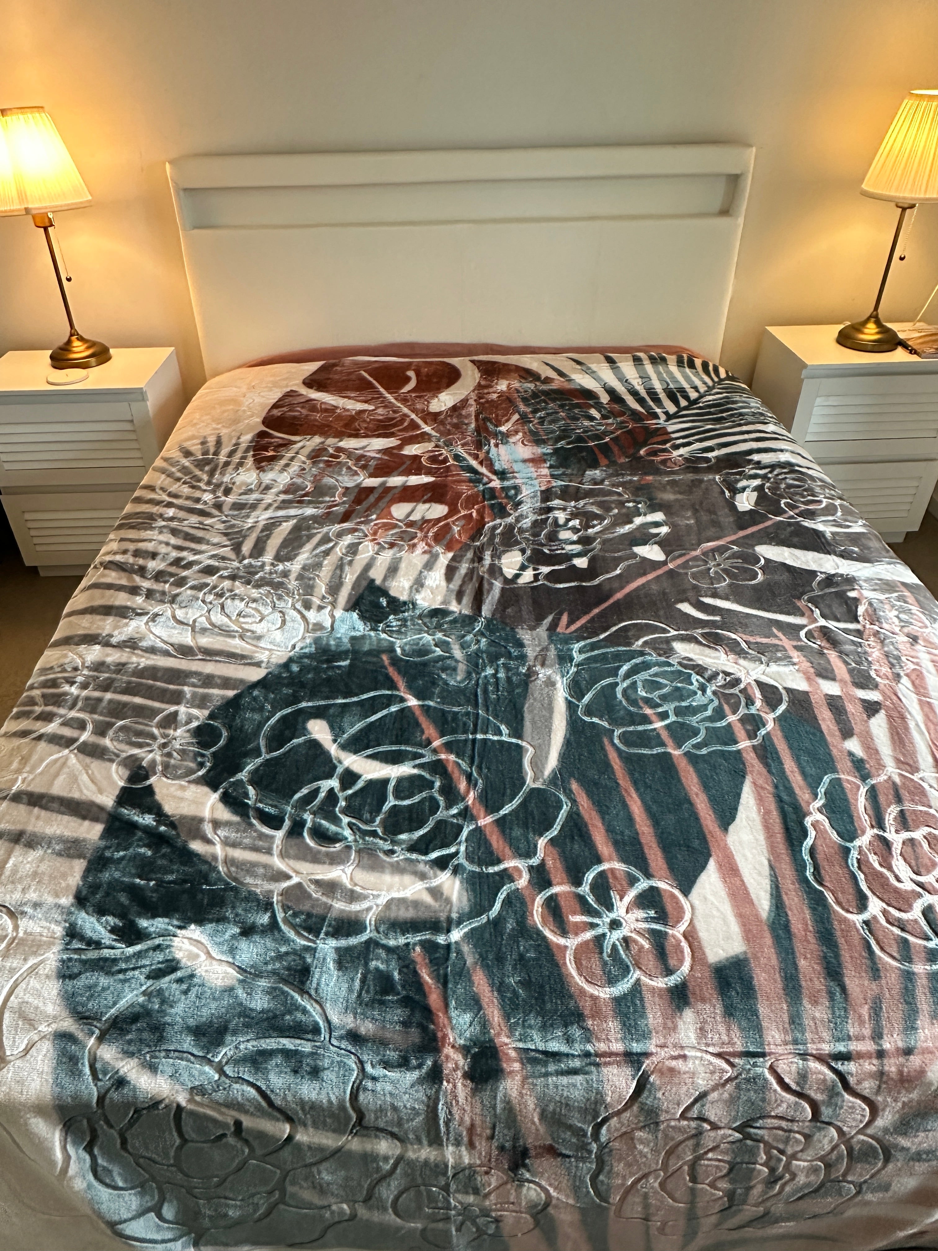 Premium Winter Blanket – Soft, Warm & Luxurious (1 year Guarantee)