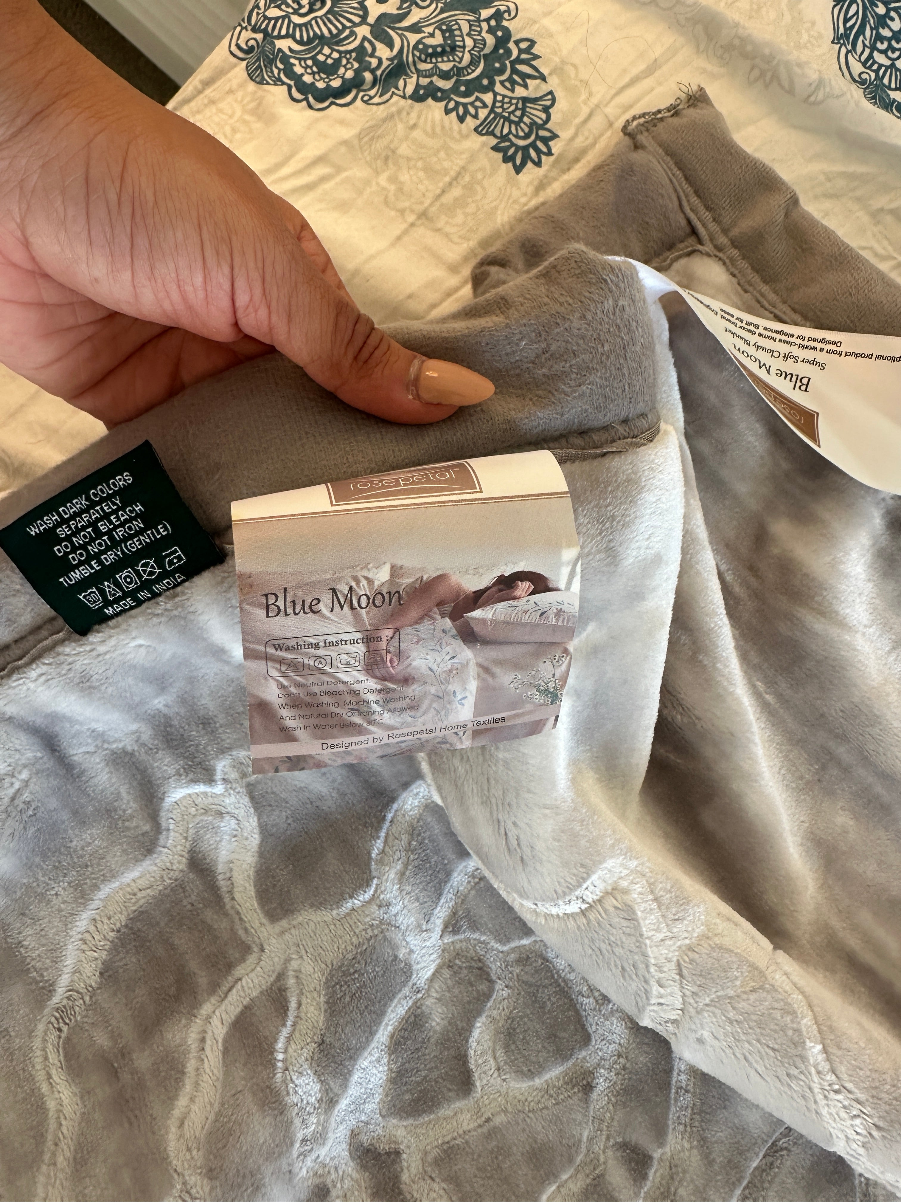 Double-Sided Luxury Blanket – Elegant Floral Design