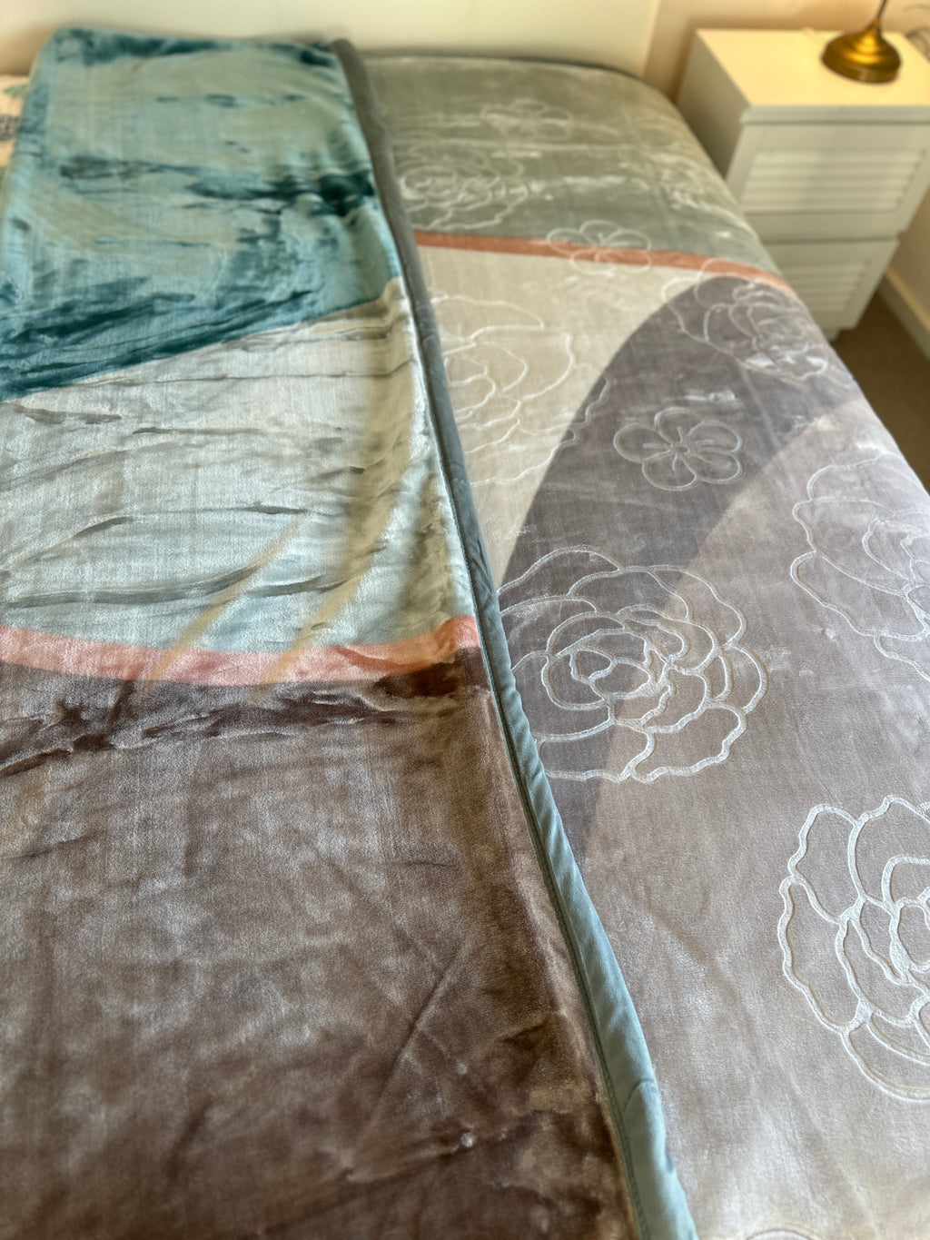 Double-Sided Premium Mink Blanket – Modern Floral Elegance