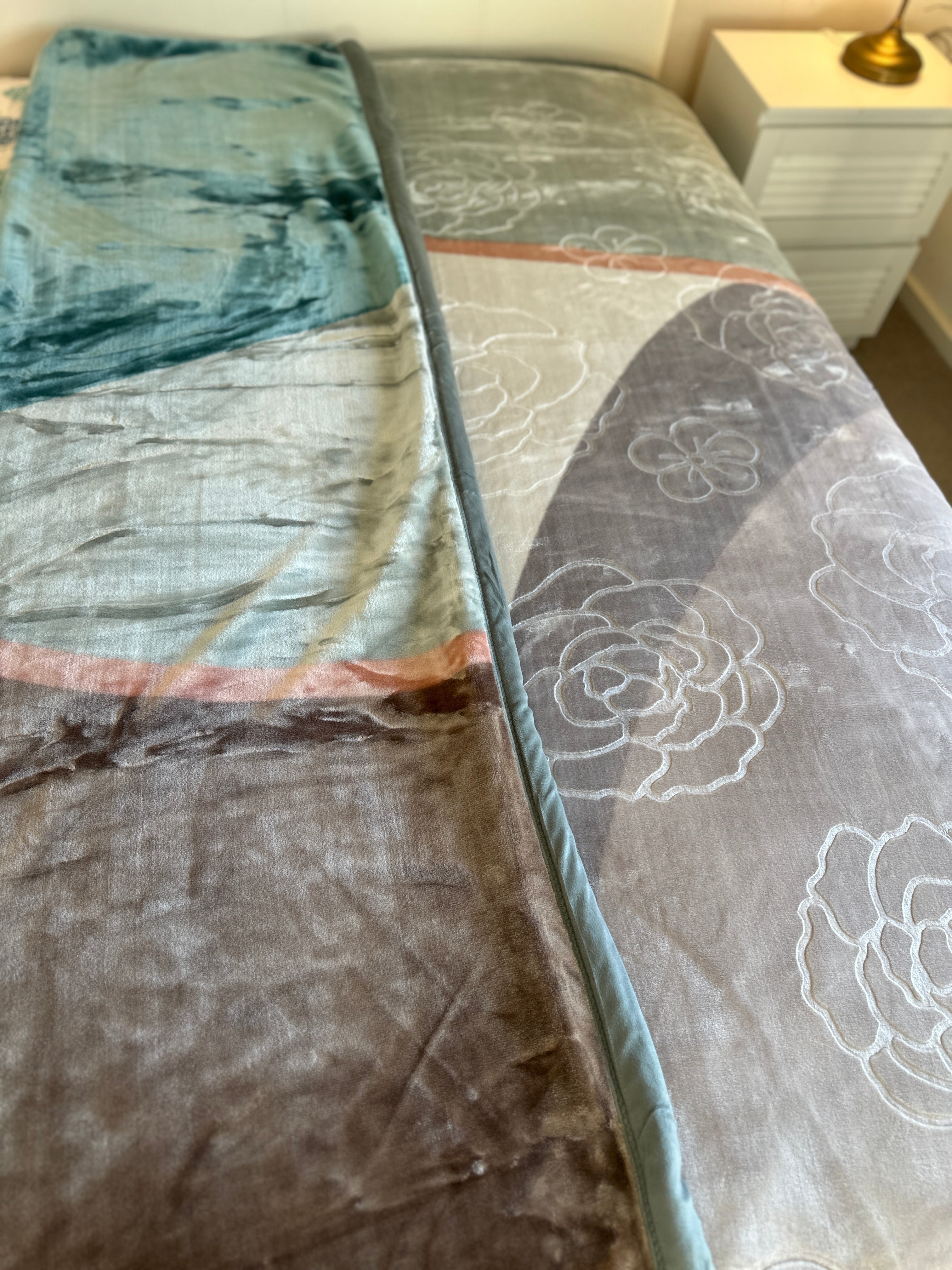Double-Sided Premium Mink Blanket – Modern Floral Elegance