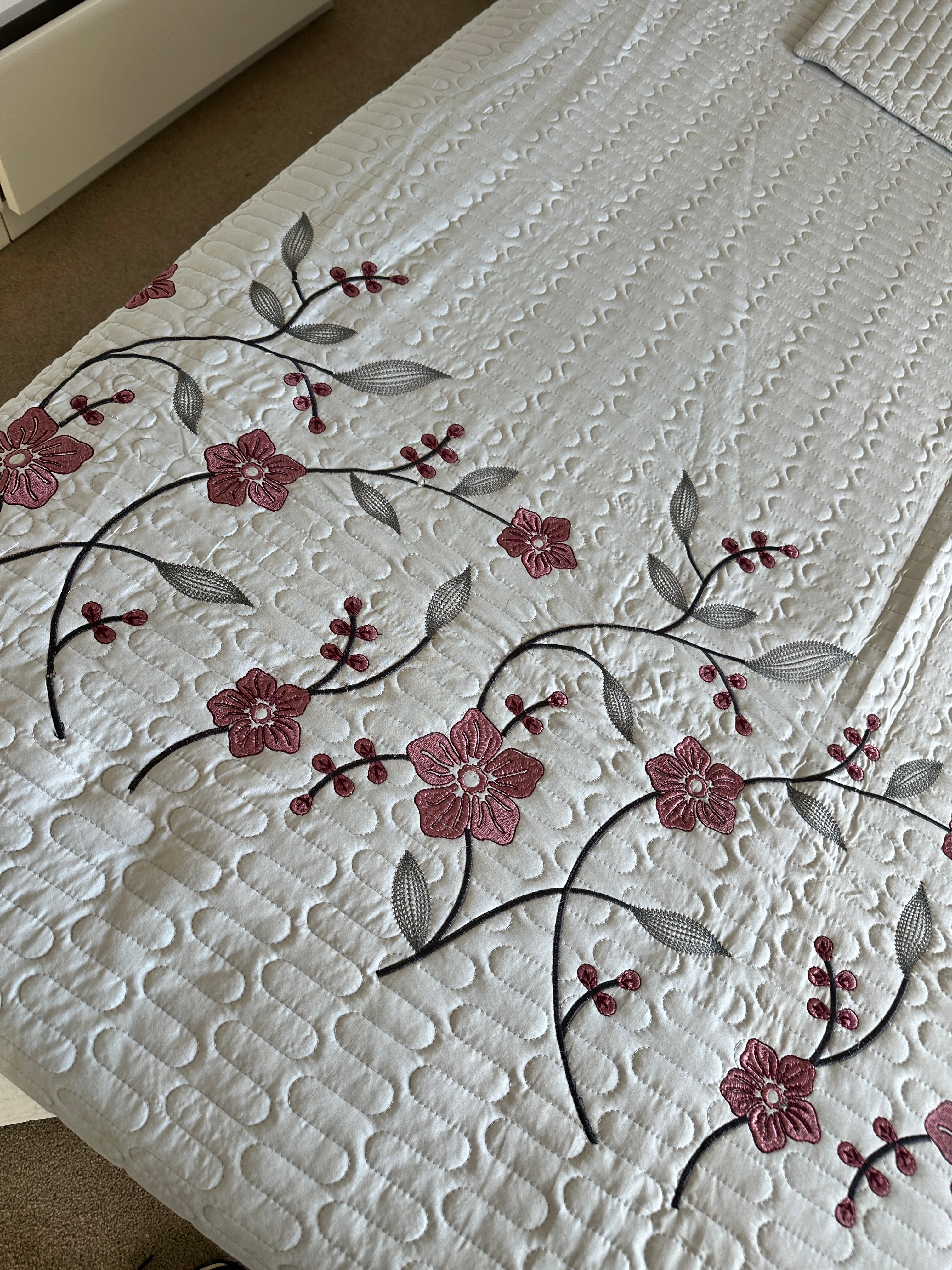 Elegant 5-Piece Bedsheet Set – Soft, Stylish & Comfortable (1year Guarantee)