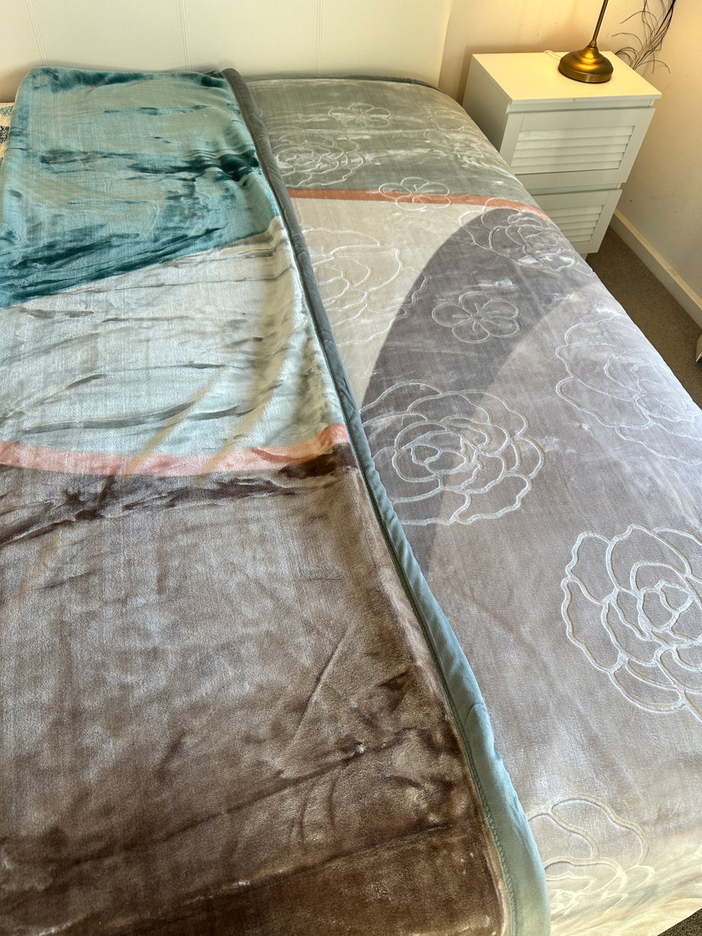 Double-Sided Premium Mink Blanket – Modern Floral Elegance
