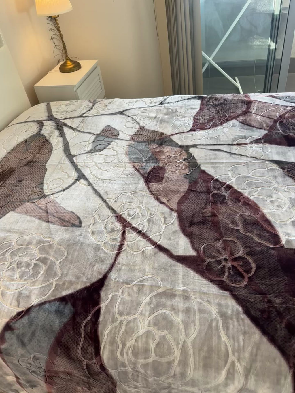 Double-Sided Luxury Blanket – Elegant Floral Design
