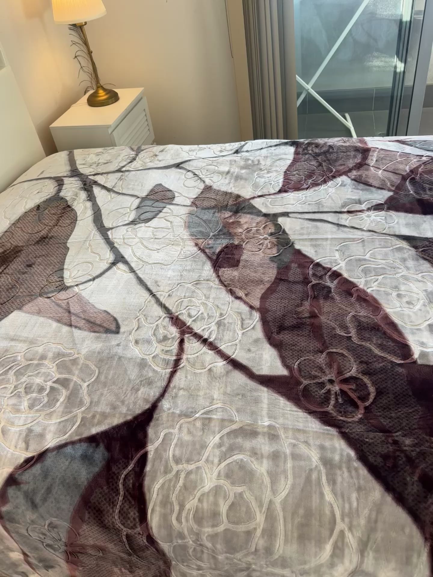 Double-Sided Luxury Blanket – Elegant Floral Design