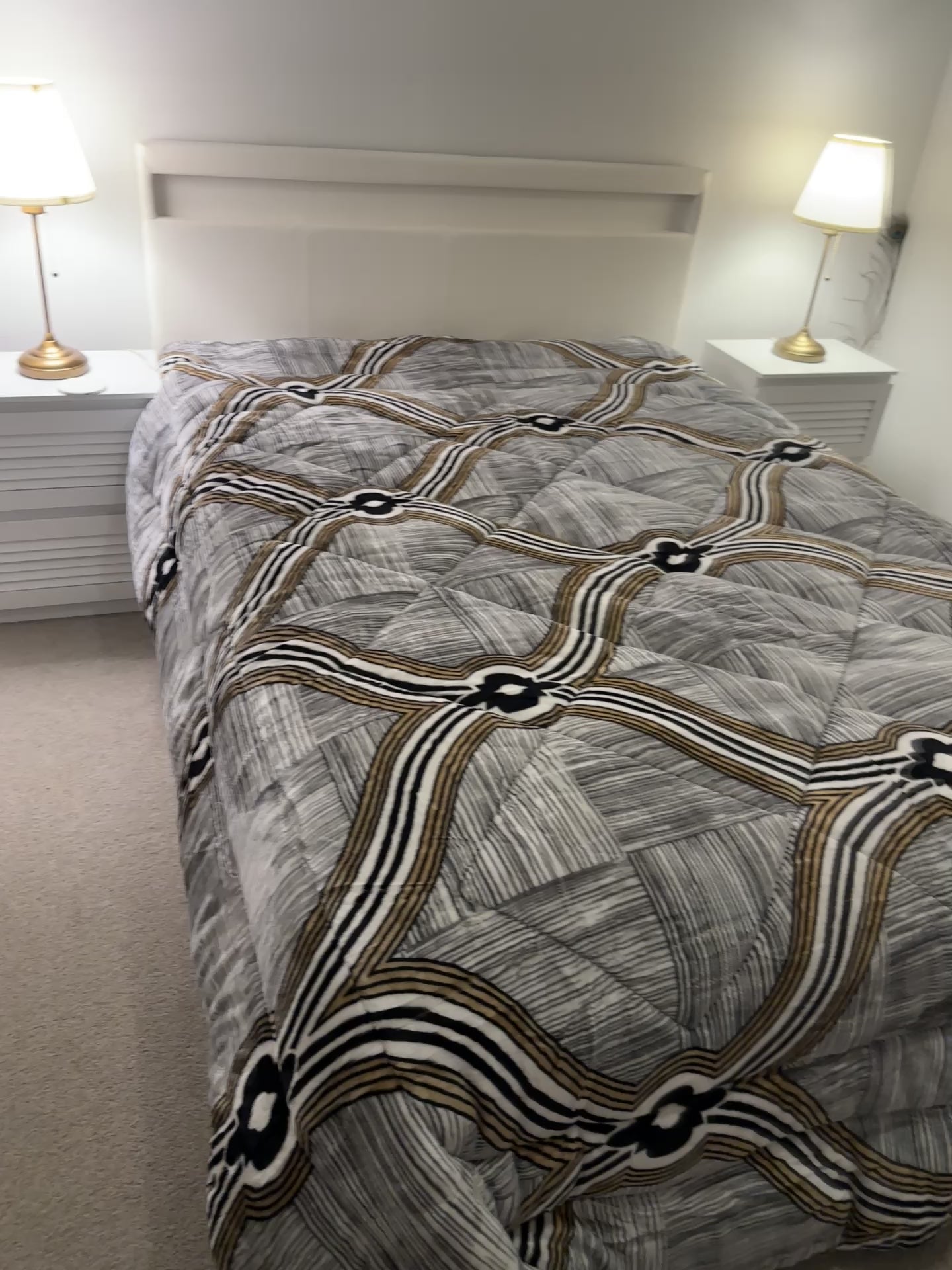 ✨ Luxury Reversible Winter Quilt – Soft, Stylish & Ultra Cozy ✨