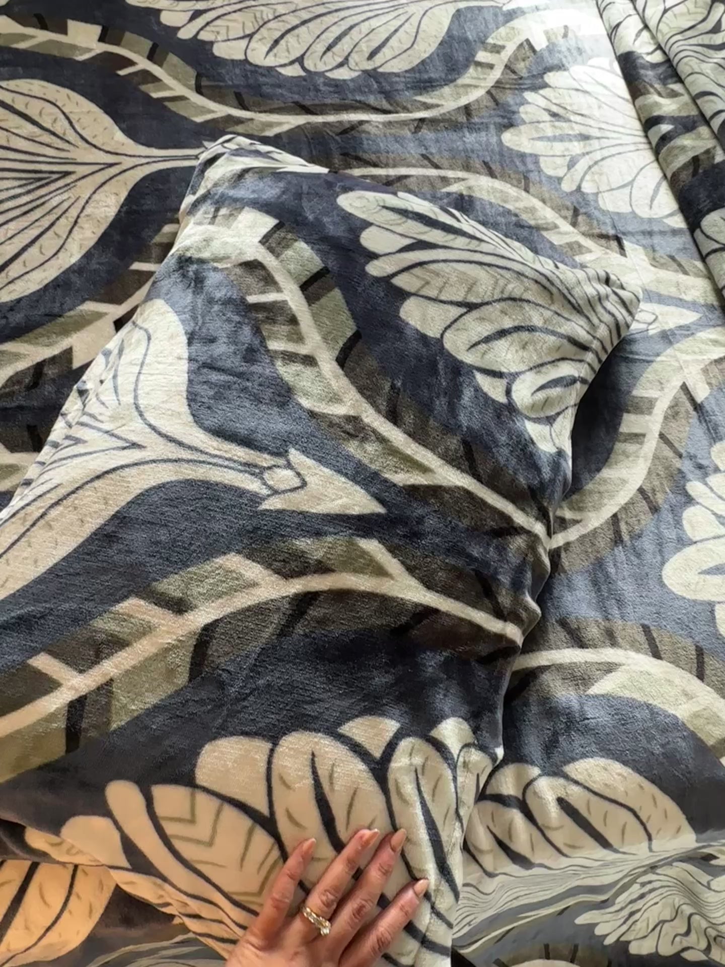 Quilt-set ✨Luxury 4-Piece Quilt Set – Elegant Leaf Design✨ (2yrs Guarantee)